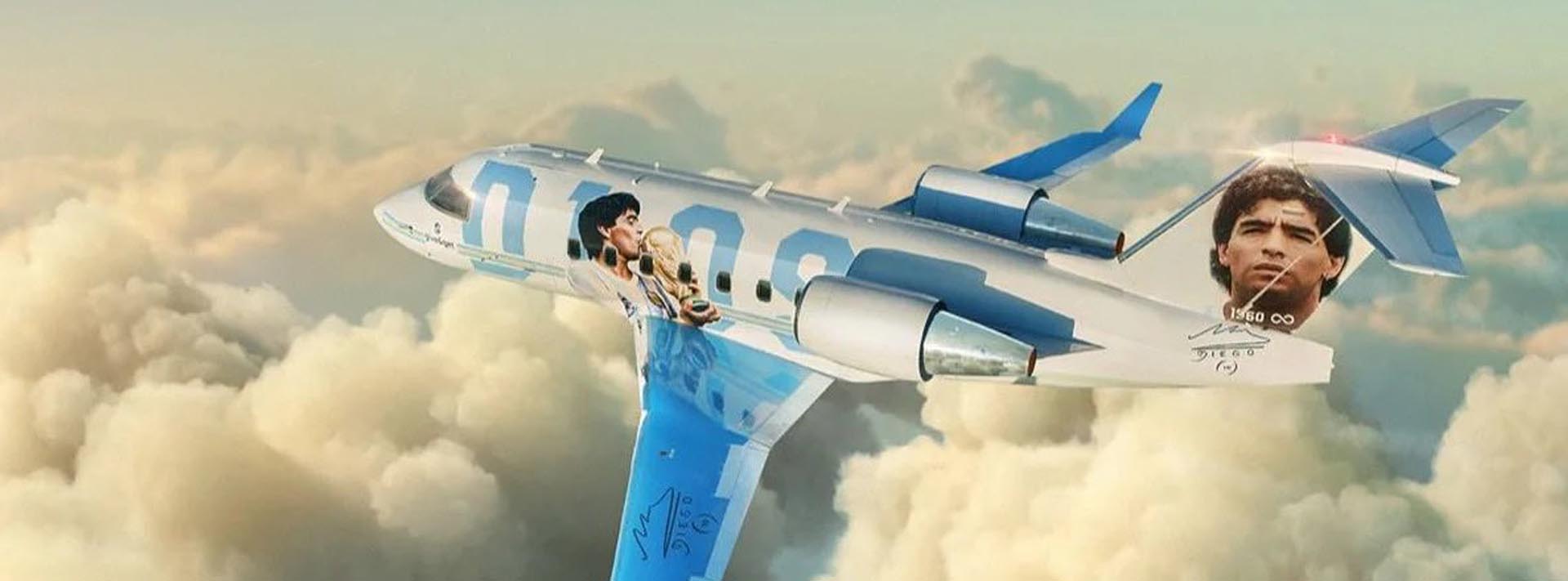Jet privado con iconografía deportiva sobrevolando nubes — aviación para eventos deportivos